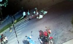 Devrilip sürüklenen motosiklet, turistlere çarptı