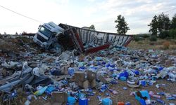 Lastiği patlayan TIR, karşı şeride geçip TIR ile çarpıştı: 1 ölü, 1 yaralı