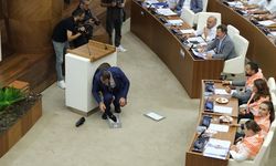 Antalya'da olaylı meclis: Ayakkabı fırlattılar