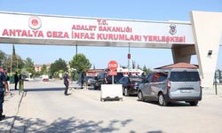 Özgür Özel cezaevinde Muhittin Böcek'i ziyaret etti