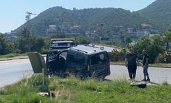 Alanya'da tur minibüsüyle hafif ticari araç çarpıştı: 2 yaralı
