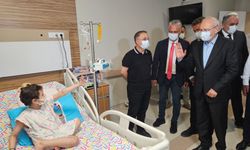Antalya'da Kılıçdaroğlu, lösemili Aylin'i hastanede ziyaret etti