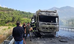 Buğday yüklü TIR yandı