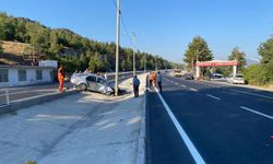 Otomobil aydınlatma direğine çarptı: 2 yaralı