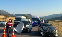 Otomobiller çarpıştı: 6 yaralı