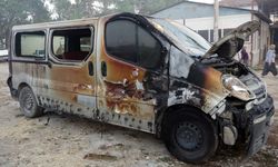Yangında 3 buzağı öldü, ev ve minibüs yandı