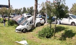 Hafif ticari aracıyla 3 otomobile ve sivil polis aracına çarptı: 2 polis yaralı