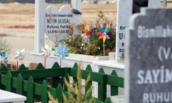 Antalya'da mezarlığın hüzünlü simgeleri: Rüzgar gülleri