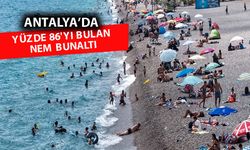 Antalya'da sıcaktan bunalanlar denizde serinledi