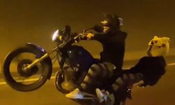Ön tekerini kaldırarak kullandığı motosikletiyle yaptığı kazada öldü