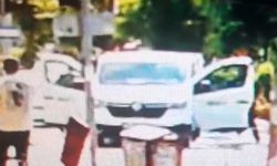 Önünü kestikleri otomobilin camını kırdılar