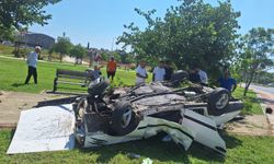 Otomobil ağaca çarpıp ters döndü: 1 yaralı