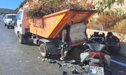 Atık toplama kamyonuna çarpan motosikletin sürücüsü öldü