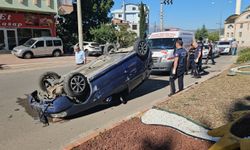 Refüje çarpan otomobil takla attı