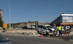 TIR ile ticari araç çarpıştı