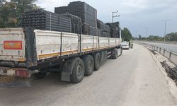 Tırdan düşen demir iskeleler yolu kapattı