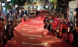 Antalya'da 200 metrelik bayrakla fener alayı