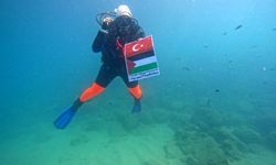 Su altında işaret diliyle Gazze eylemi