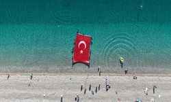 Bayramı su altında bayrak açarak kutladılar