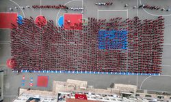 1500 öğrenci, okul bahçesinde söyledikleri şarkılarla Cumhuriyet'i kutladı