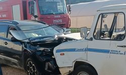 Antalya'da otomobil ile kamyonet kafa kafaya çarpıştı: 3 yaralı