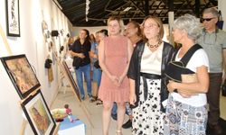 Antalya'da ürettikleri kıyafetleri, üzerlerinde tanıttılar