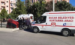 Bucak'ta otomobil kanala düştü