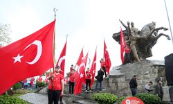 Cumhuriyet coşkusu Ata'ya çelenk sunumuyla başladı