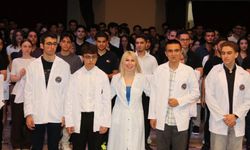 Genç hekim adayları beyaz önlüklerini giydi