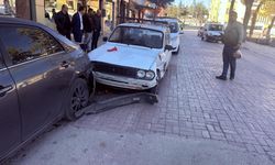 Kontrolden çıkan minibüs park halindeki 4 araca çarptı