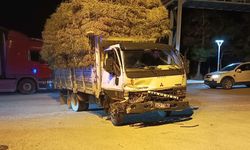 Polis, iki otomobile çarpıp kaçan kamyonet sürücüsünü arıyor