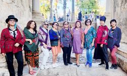 Tarihi kapıda keçe kıyafet defilesi