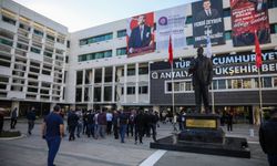 Antalya'da hafriyatçılar, kesilen cezaları belediye önünde protesto etti