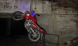 Köprüden düşen motosikletin sürücüsü yaralandı