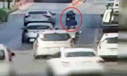 Otomobili üzerine sürdüğü motosikletlinin ölümüne neden olduğu anlar kamerada