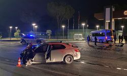 Tur minibüsüyle otomobil çarpıştı: 2 yaralı