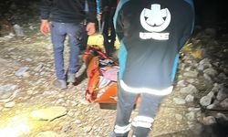 Antalya'da dağlık alanda ayağından yaralanan turist kurtarıldı