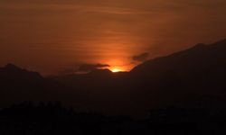 Antalya'da gün batımında gökyüzü turuncuya büründü