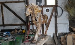 Öldürülen aslan 'Zeus'un ağaçtan heykelini yaptı