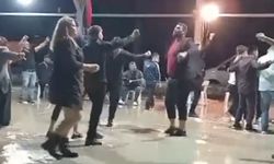 Sağanakla düğün pisti suyla doldu, davetliler aldırmadan oynadı