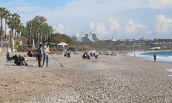 Yağmur sonrası Konyaaltı Sahili'nde balık mesaisi