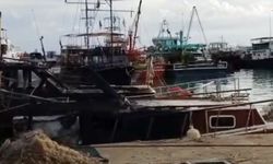 Düşen yıldırımdan çıkan yangında 3 tekne kullanılamaz hale geldi