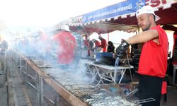 Festivalde ekmek arası hamsi kuyruğu