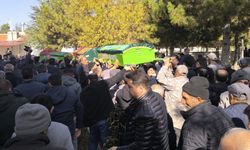 Gıda zehirlenmesi şüphesiyle ölen anne ile 2 çocuğu toprağa verildi