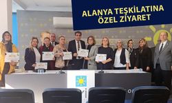 İYİ Parti'de Alanya hamlesi: İl Başkanı Kaya delegelere sertifika dağıttı