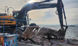 İzmir Karşıyaka'daki kaçak iskeleler yıkılıyor