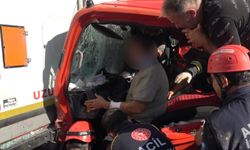 Antalya'da kamyonet TIR'a çarptı: 3 yaralı