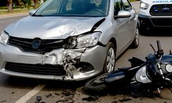 Alanya'da otomobil motosikletle çarpıştı: 2 yaralı