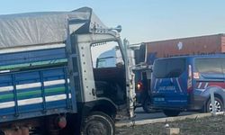 Otomobille kamyonet çarpıştı: 2 yaralı