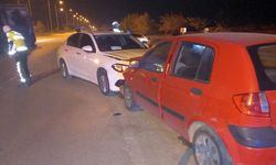 Radar aracına otomobil çarptı: 2 yaralı